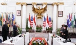 Menteri Luar Negeri AS Mike Pompeo (kedua dari kiri) dan Menteri Luar Negeri Retno Marsudi (kedua dari kanan) berfoto bersama dengan delegasi mereka pada pertemuan billateral di Kementerian Luar Negeri di Jakarta, 29 Oktober 2020. (Foto: Courtesy/Kemenlu