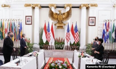 Menteri Luar Negeri AS Mike Pompeo (kedua dari kiri) dan Menteri Luar Negeri Retno Marsudi (kedua dari kanan) berfoto bersama dengan delegasi mereka pada pertemuan billateral di Kementerian Luar Negeri di Jakarta, 29 Oktober 2020. (Foto: Courtesy/Kemenlu RI).