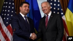 El vicepresidente de EE.UU., Joe Biden, estrechó la mano del primer ministro de Ucrania, Volodymyr Grossman, tras la reunión en Washington, el miércoles 15 de junio de 2016.