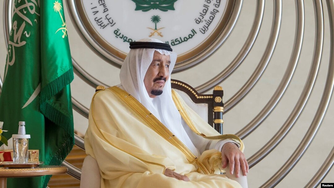 Raja Arab Saudi Salman memberikan pidato pada KTT Liga Arab ke 29 di Dhahran, Arab Saudi Minggu (15/4). 