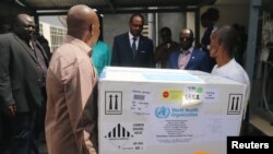 Zvaničnici ministarstva zdravlja u Kongu sa prvom isporukom eksperimentalnih vakcina protiv ebole, Kinšasa 16. maj 2018.