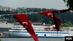 Kapal bantuan Turki ke Gaza tahun lalu, "Mavi Marmara", tampak di pelabuhan Istanbul, Turki (30/5).