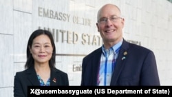 美国驻危地马拉大使馆2026年1月21日在X平台发帖说，由众议院美国与中国共产党战略竞争特设委员会主席穆勒纳尔众议员(右)率领的国会两党代表团与台湾驻危地马拉大使张俊菲(左)会晤，此次协调旨在加强双方的共同努力，遏制中国共产党在中美洲的恶意影响。