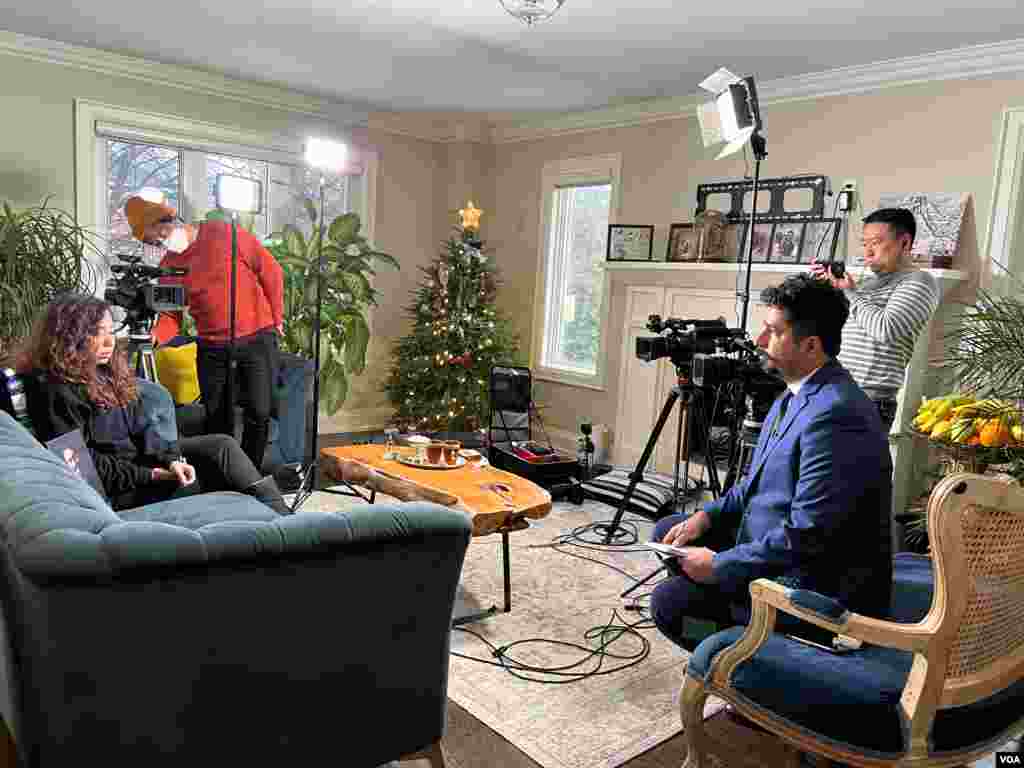 پشت صحنه فیلمبرداری مصاحبه بخش فارسی صدای آمریکا با مارال گرگین پور، همسر فرید آراسته، از جان باختگان پرواز پی اس ۷۵۲
