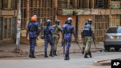 Les forces de sécurité ougandaises patrouillent dans une rue de Kampala, en Ouganda, le 19 novembre 2020. 