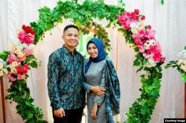 Penumpang pesawat Rizki Wahyudi Sriwijaya Air SJ182 bersama istrinya. (Foto: dokumentasi Srie Rahayu)