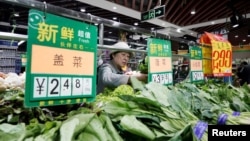 지난 11일 중국 베이징의 슈퍼마켓에서 중국 여성이 채소를 고르고 있다. 