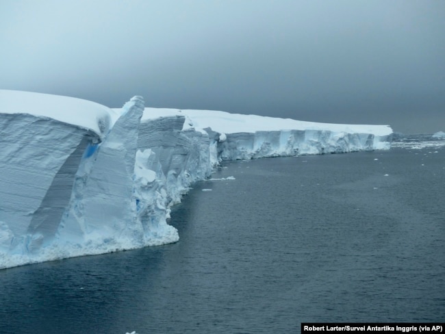 Gletser Thwaites di Antartika. Mulai Kamis, 6 Januari 2021, tim ilmuwan berlayar ke gletser yang sangat besar namun mencair, “tempat di dunia yang paling sulit dijangkau." (Robert Larter/Survei Antartika Inggris via AP)
