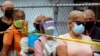Las personas hacen fila para recibir la vacuna Sputnik V contra el COVID-19 en la ciudad de Maracay, Venezuela el 21 de junio de 2021.