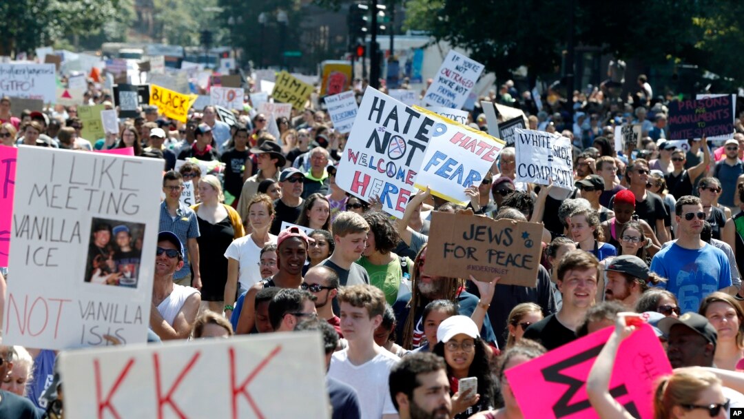 Demostran anti-rasisme berdiri di sekitar lokasi unjuk rasa "free speech" yang diadakan aktivis kelompok konservatif di Boston, 19 Agustus 2017.