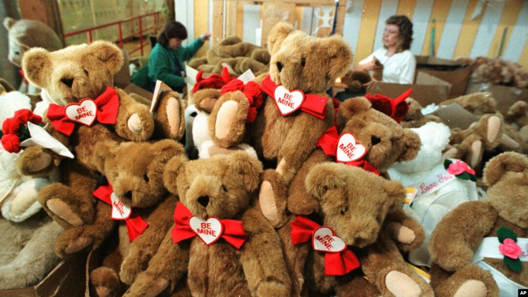 Boneka-boneka beruang siap dikirimkan untuk penjualan Hari Valentine, di Vermont, AS. (Foto: Dok)