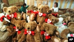 Osos de peluche de San Valentín listos para ser enviados a comercios en la compañía Vermont Teddy Bear, en Shelburne, Vermont.