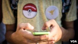 En "Pokémon GO", los jugadores cazan criaturas digitales que aparecen en las pantallas de sus celulares mientras se mueven en lugares físicos reales.