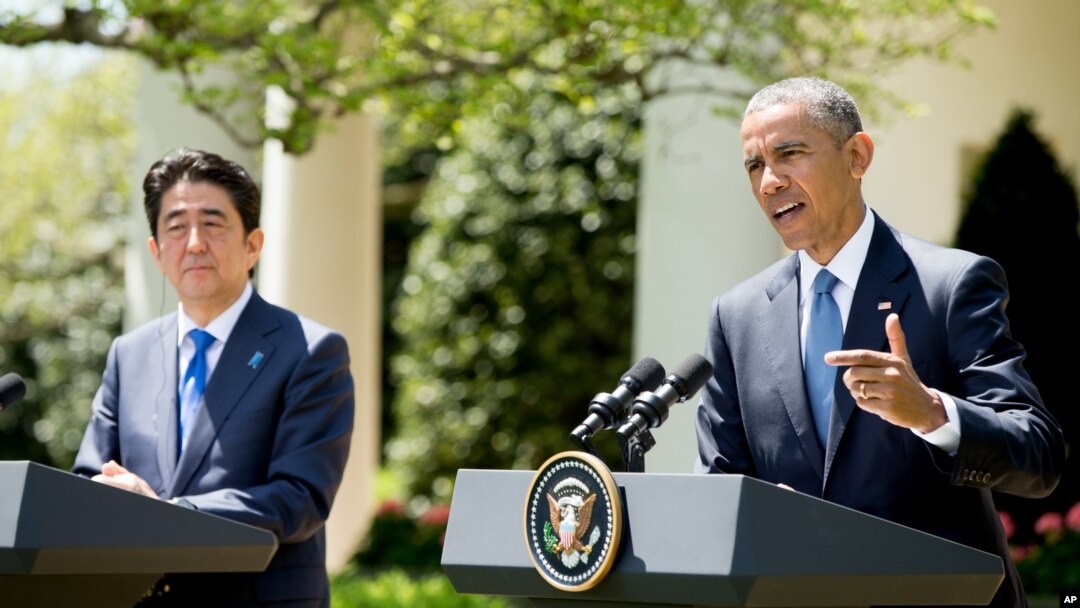 Presiden Barack Obama (kanan) dan PM Jepang Shinzo Abe di Gedung Putih, Washington DC, 28 April 2015 (AP Photo/Andrew Harnik)