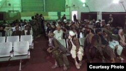 Para tahanan yang dibebaskan dari penjara Taliban oleh pasukan khusus Afghanistan dalam operasi di provinsi Helmand, Kamis (31/5). 