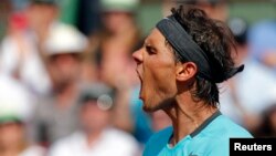 Rafa Nadal celebra un punto en el juego que ganó al serbio Novak Djokovic, en la final del Abierto de Francia.