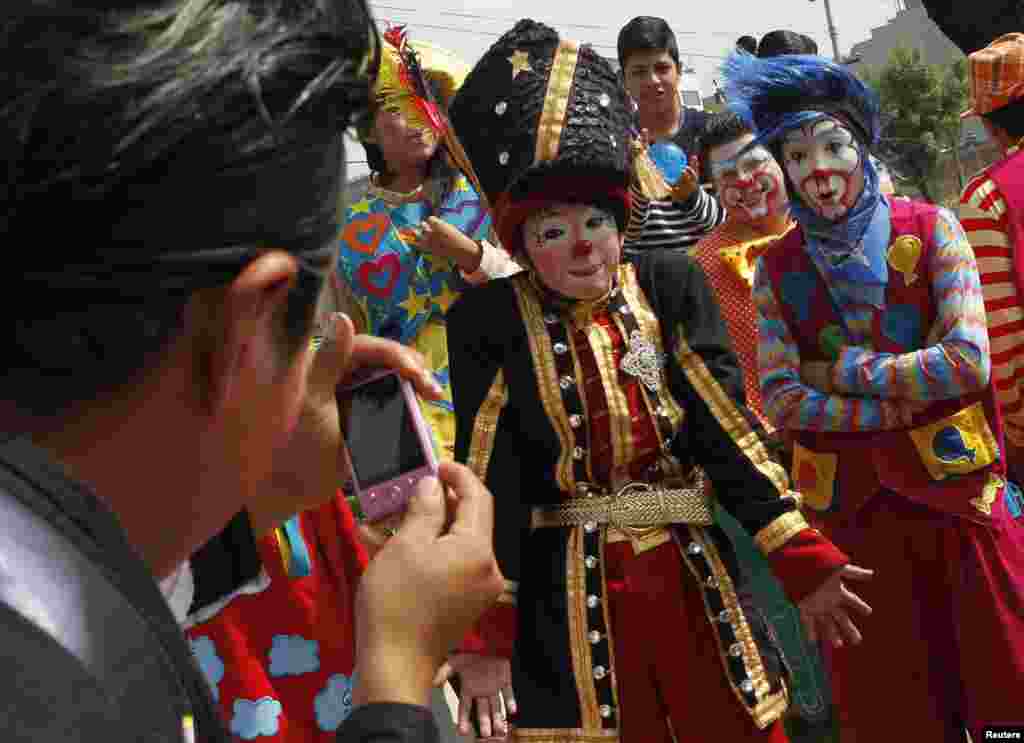 رنگا رنگ ملبوسات کے ساتھ چہروں پر مزاحیہ نقش و نگار بنا کر یہ لوگ گودالوپ دیوی کو خراج عقیدت پیش کرنے جا رہے ہیں۔