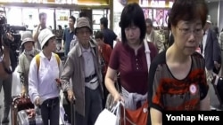 지난 6월 제2차 세계대전 이후 북한에서 사망한 일본인 유가족들이 베이징에서 고려항공편을 이용해 방북하고 있다.
