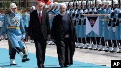 حسن روحانی روز شنبه در کاخ ریاست جمهوری آنکارا مورد استقبال رسمی رجب طیب اردوغان قرار گرفت.