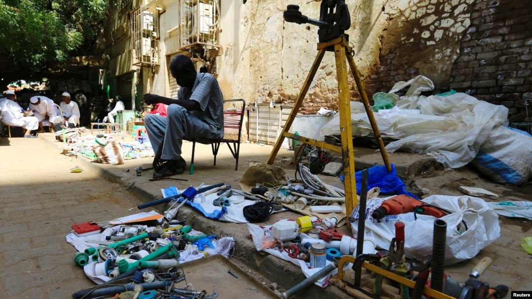 Para pekerja menunggu pembeli di sebuah pasar, di Khartoum, Sudan, 11 November 2011.