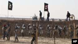 Pasukan keamanan Irak menjaga ketat kamp pengungsi Ashra di Baghdad, yang menampung anggota Organisasi Mujahedeen Rakyat, kelompok oposisi Iran (foto: dok).