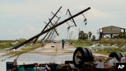 Građani Holi Biča u Luizijani razmatraju štetu koju je naneo uragan Lora, 27. avgusta 2020. 