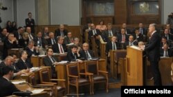 Crnogorski premijer Milo Đukanović obraća se poslanicima u Skupštini (rtcg.me)