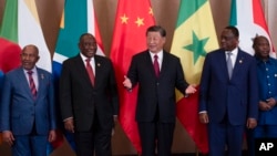 资料照：中国领导人习近平与非洲国家领导人在南非约翰内斯堡举行金砖国家圆桌峰会。 （2023年8月24日）