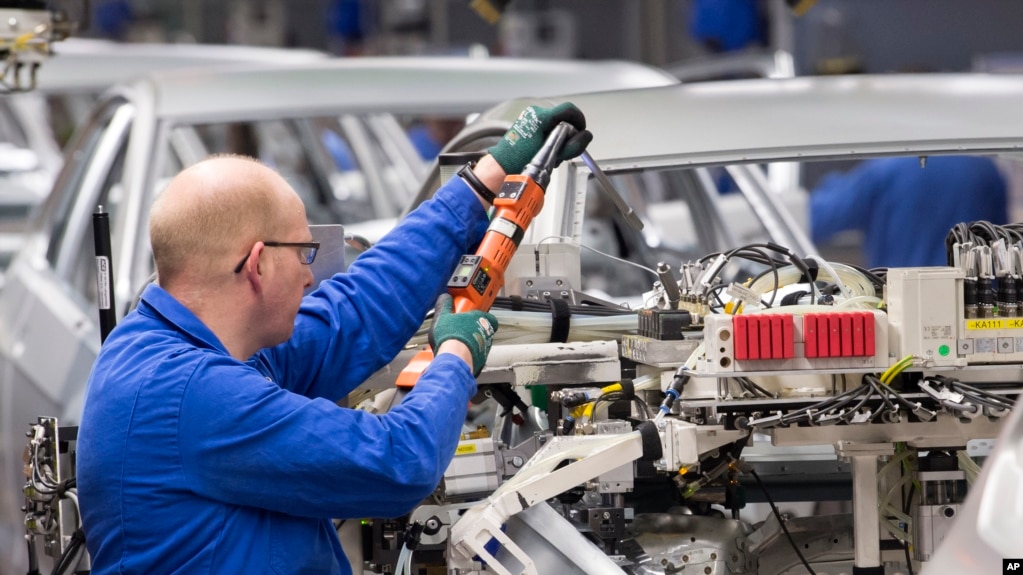2018年1月22日工人们在德国茨维考德国大众汽车公司工厂工作(photo:VOA)