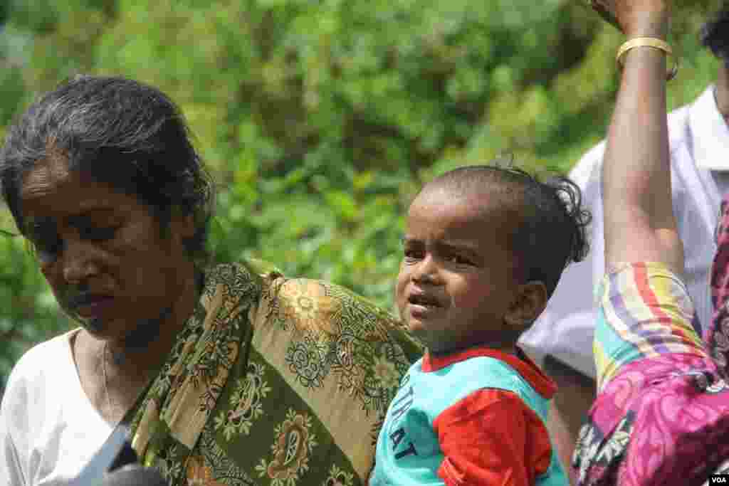 Anggota keluarga warga Hindu yang sedang berduka di Negara Bagian Rakhine Utara di Myanmar, 27 September 2017.(Moe Zaw and Sithu Naing/VOA Burmese)