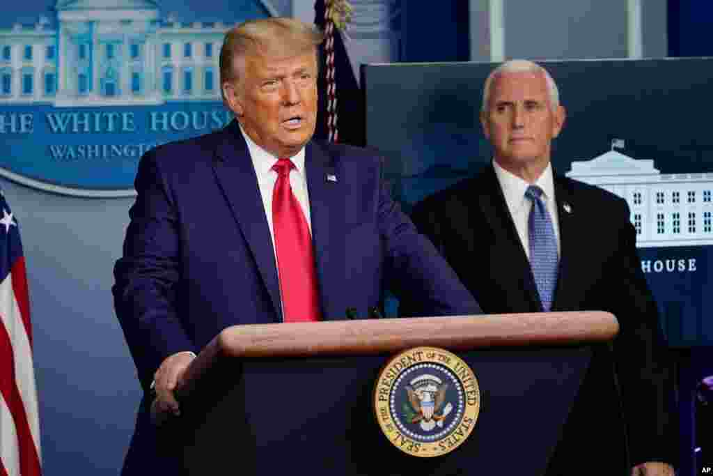 پرزیدنت ترامپ ظهر سه ‌شنبه در یک کنفرانس خبری در کاخ سفید حاضر شد و در سخنان کوتاهی از وضعیت خوب بازار بورس در آمریکا ابراز رضایت کرد. 