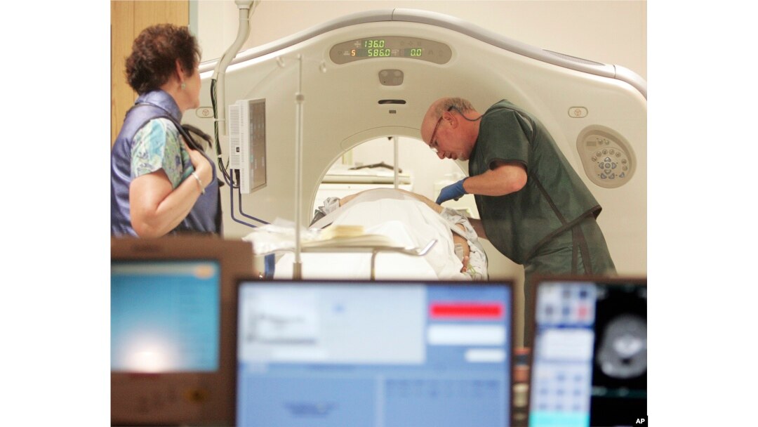 Seorang dokter memeriksa pasien dengan CT scan untuk pemeriksaan kanker paru-paru di Southern New Hampshire Medical Center, Nashua, 3 Juni 2010.