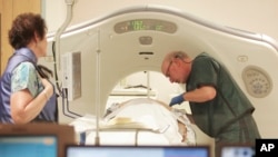 Bác sĩ sử dụng máy chụp cắt lớp để kiểm tra một bệnh nhân bị ung thư phổi tại Trung tâm Y khoa New Hampshire ở Nashua, bang New Hampshire, Hoa Kỳ