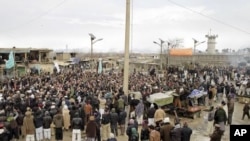 Afghans protest burning of Qurans and other Islamic religious materials at Bagram airbase, Afghanistan, Feb. 21, 2012.
