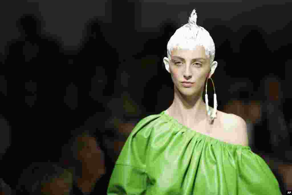 این مدل در هفته مد در شهر میلان ایتالیا لباسی از برند مارنی را به تن کرده است.&nbsp;