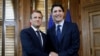دیدار جاستین ترودو نخست وزیر کانادا (راست) و امانوئل ماکرون رئیس جمهوری فرانسه در اتاوا - ۱۶ خرداد ۱۳۹۷ 