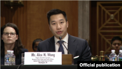 အမေရိကန်နိုင်ငံခြားရေးဌာန အရှေ့အာရှနဲ့ ပစိဖိတ်ဒေသဆိုင်ရာ ဒုလက်ထောက် နိုင်ငံခြားရေးဝန်ကြီး Alex Wong က အထက်လွှတ်တော် နိုင်ငံခြားရေးရာကော်မတီ ကြားနာပွဲရှေ့မှောက် ထွက်ဆိုနေစဉ်