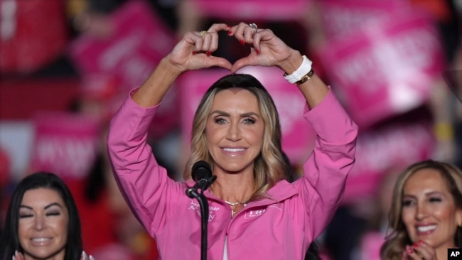 Lara Trump, copresidenta del Comité Nacional Republicano, habla ante el candidato presidencial republicano y expresidente Donald Trump en un acto de campaña, el lunes 4 de noviembre de 2024, en Reading, Pensilvania. (Foto AP/Chris Szagola).