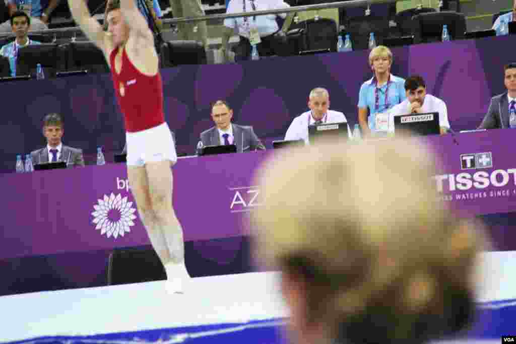 Milli Gimnastika Arenasında Qadin və Kişilərdən ibarət akrobatika