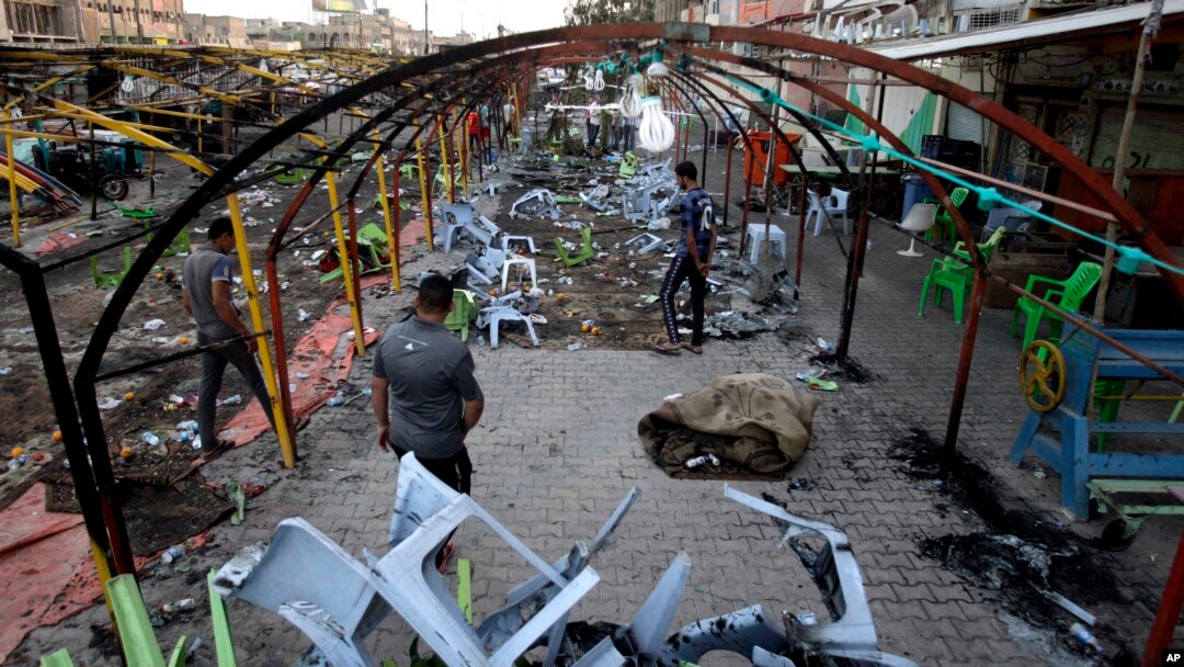 Warga setempat tengah memeriksa lokasi serangan bom bunuh diri di kota Sadr, 22 September 2013 (Foto: dok). Sedikitnya 21 orang dilaporkan tewas dalam dua pemboman di dua pasar yang ramai di Baghdad, Kamis (26/9).