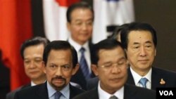 PM Jepang Naoto Kan (kanan) dan PM Tiongkok Wen Jiabao (tengah, belakang) hadir dalam pertemuan pemimpin ASEAN di Hanoi, Vietnam hari ini.