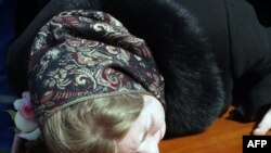 2010 yılının Mart ayında Moskova metrosuna yapılan saldırının sorumluluğunu Doku Umarov üstlenmişti. Ölen 40 kişiden 20 yaşındaki Mareyev Maxim'in annesi oğlunun tabutu üzerinde ağlarken