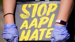 미국 시카고에서 열린 집회 참가자가 '아시아·태평양계 미국인(AAPI) 혐오를 멈추라'고 적힌 푯말을 든 채 걷고 있다. (자료사진)