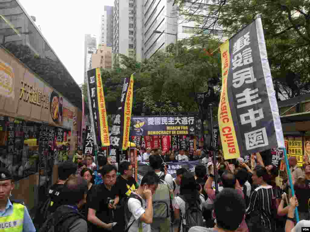 香港市民参加“支联会”举办的六四爱国民主大游行（美国之音海彦拍摄）