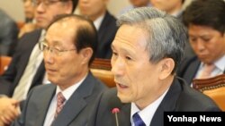 김관진 한국 국가안보실장이 13일 오전 국회에서 사드 배치관련 의원들의 질의에 답하고 있다.