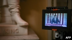国会大厦内的电视屏幕显示众议院弹劾国土安全部长马约尔卡斯失败后，议长约翰逊讲话。(2024年2月6日) (Photo by Brendan SMIALOWSKI/AFP)