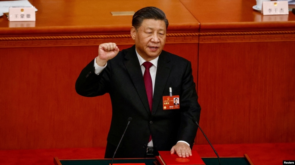 中国领导人习近平在2023年3月的的全国人大代表上宣誓。