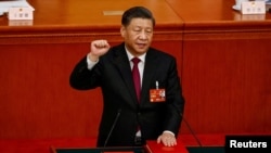 中国领导人习近平在2023年3月的的全国人大代表上宣誓。