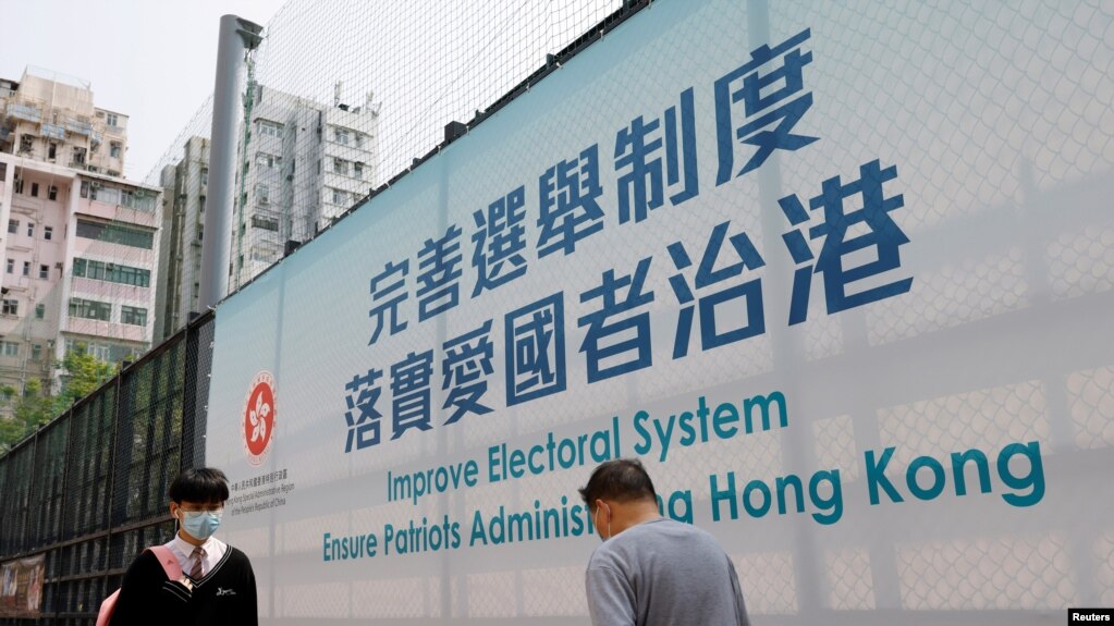 政治气氛改变下香港街上近日越来越多政府的政治广告标语 （路透社照片）(photo:VOA)