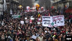 Des milliers de personnes manifestent contre un projet de loi du travail controversé du gouvernement près de la Place de la République, à Paris le 9 mars 2016.